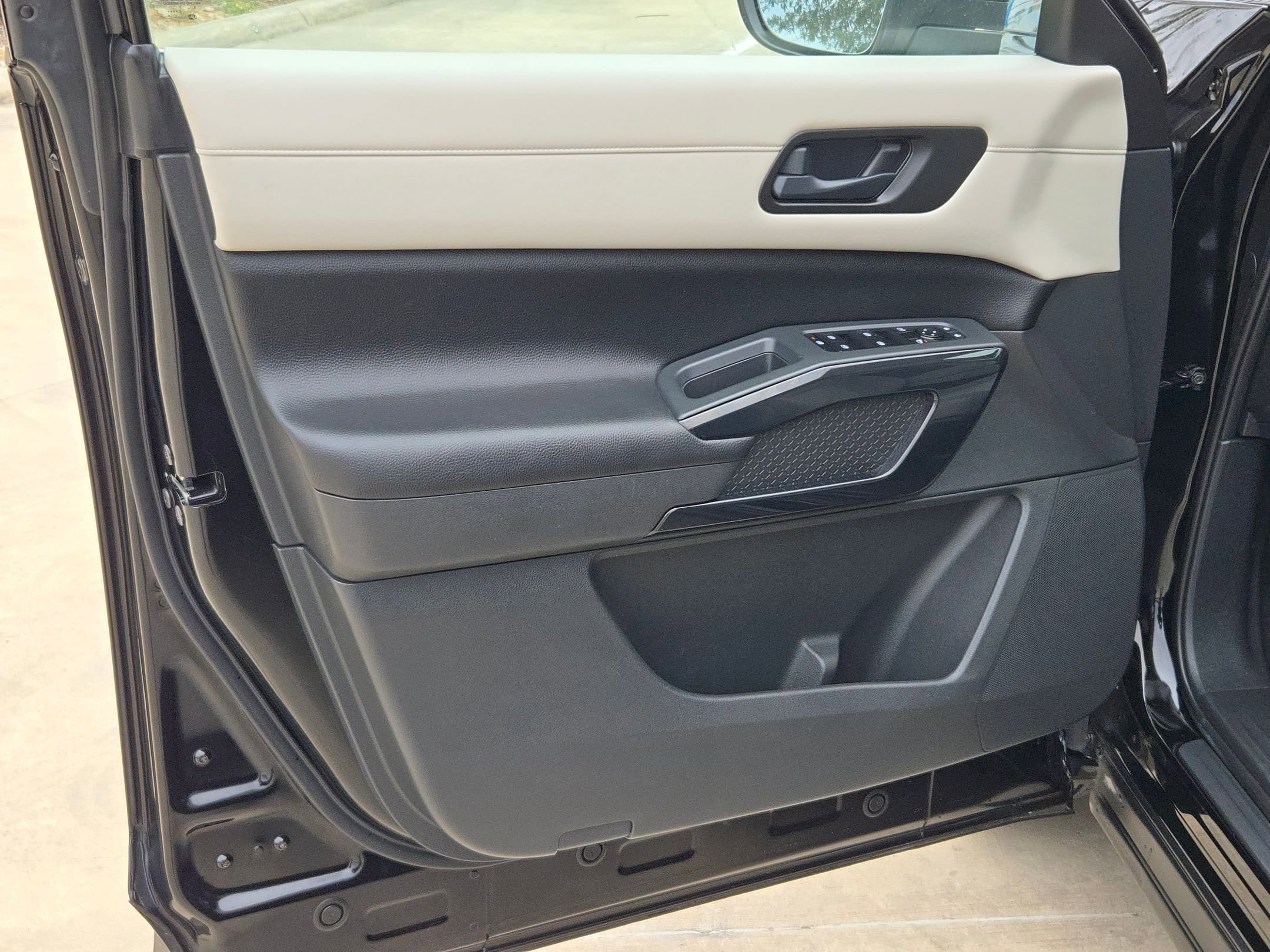 Used 2023 Nissan Pathfinder SV image 11