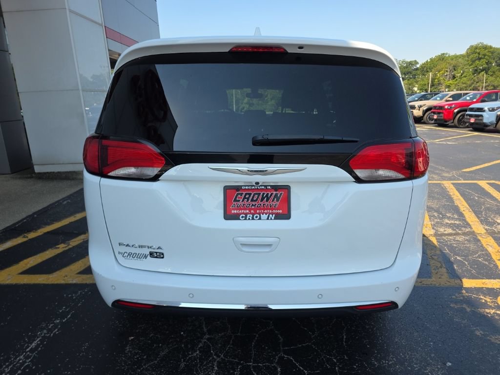 Used 2020 Chrysler Pacifica Touring-L FWD image 4