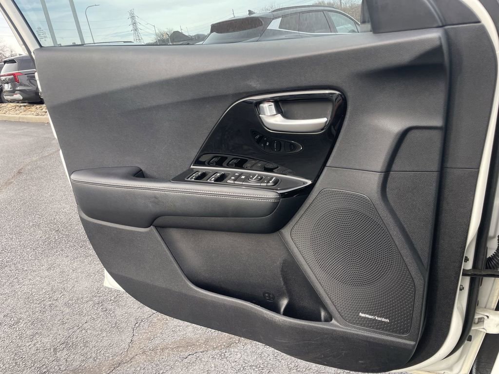 Used 2017 Kia Niro EX image 21