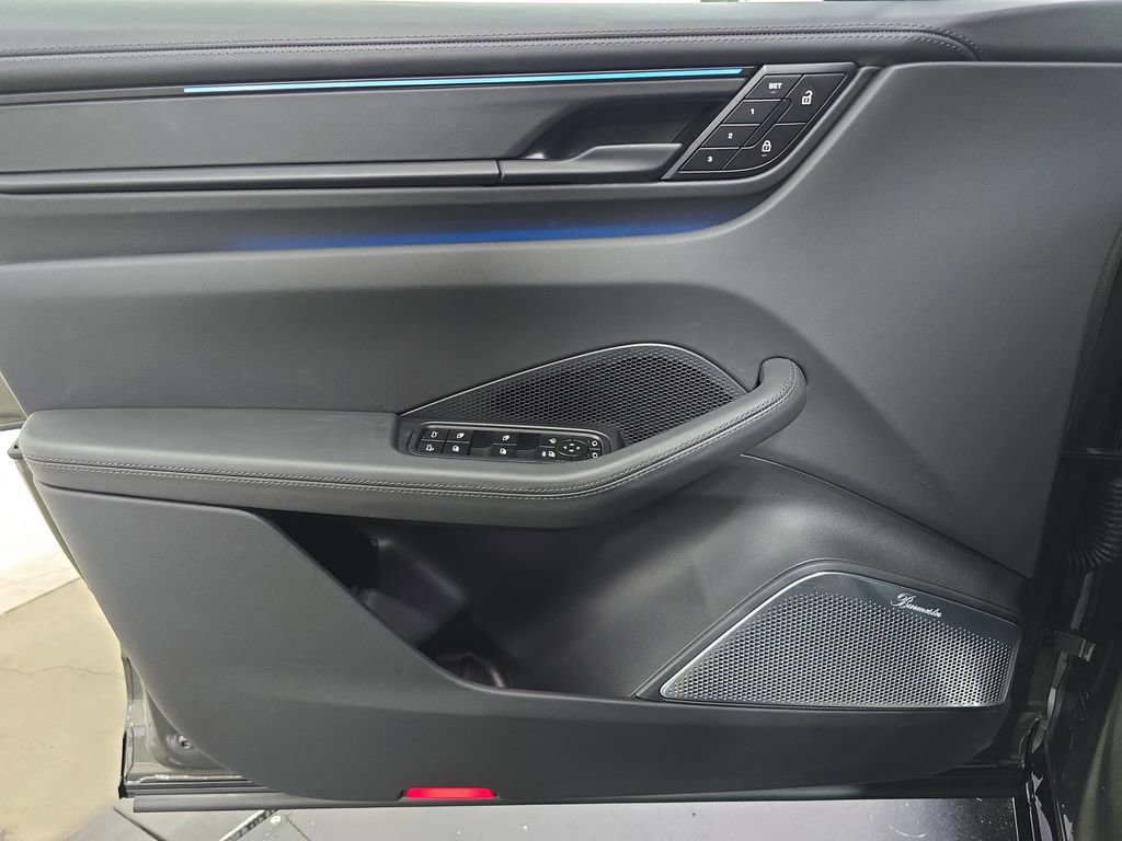 Certified 2025 Porsche Macan Turbo Electric AWD/4WD image 22