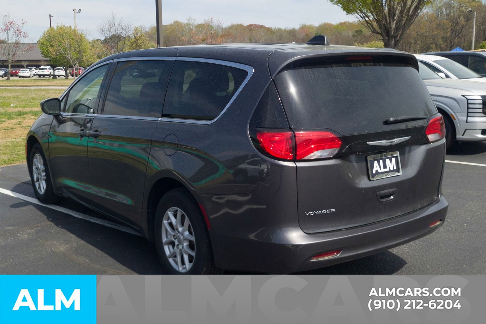 Used 2022 Chrysler Voyager LX image 11