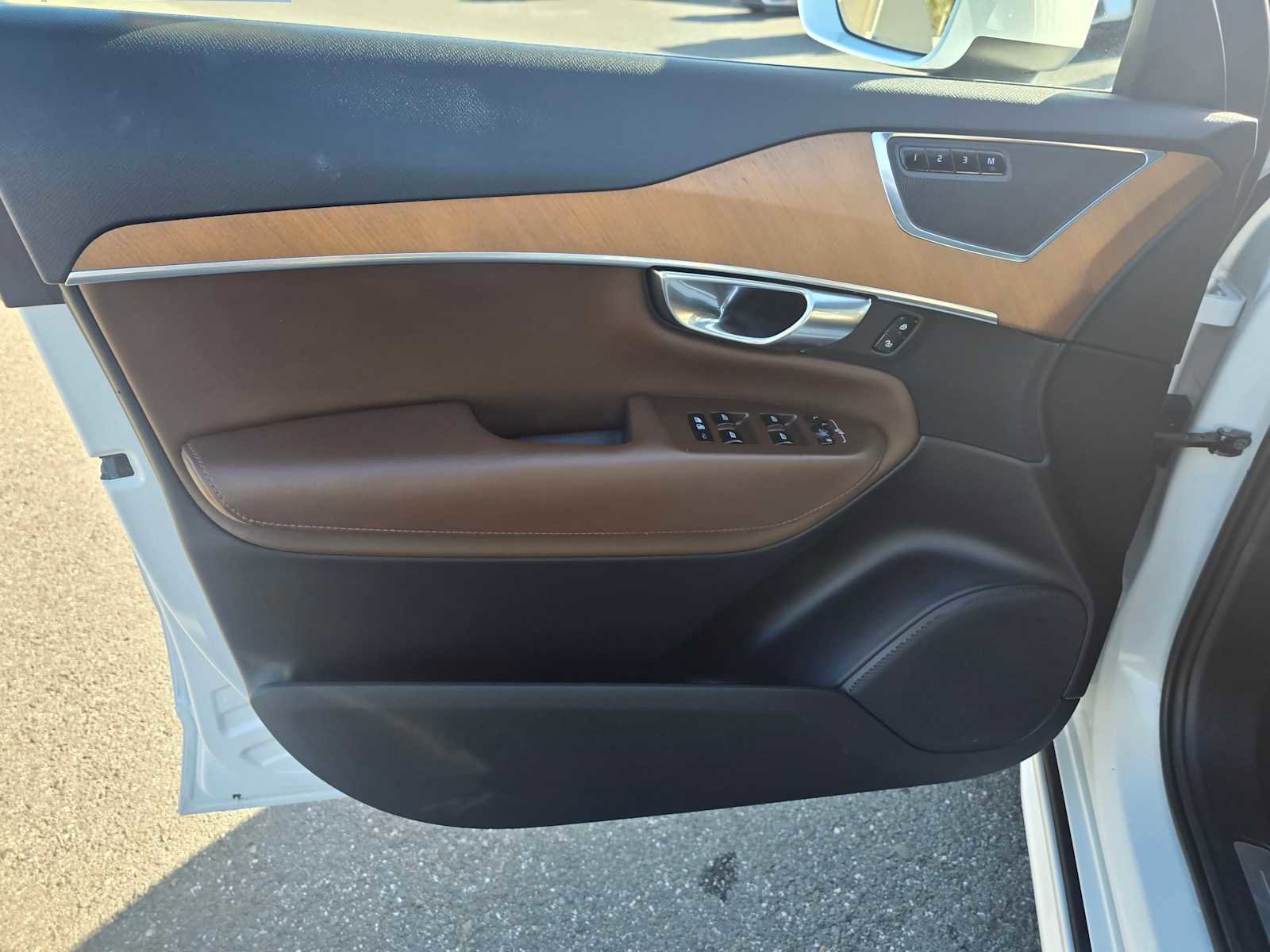 Used 2023 Volvo XC90 T8 Core w/ Climate Package image 24