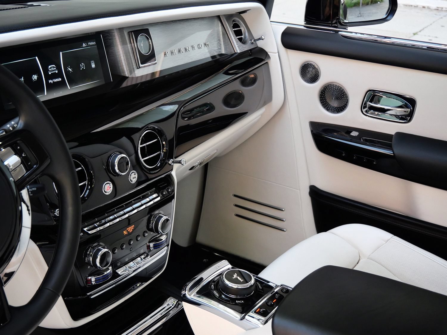 Used 2022 Rolls-Royce Phantom Extended Wheelbase w/ The Phantom Package RWD image 23