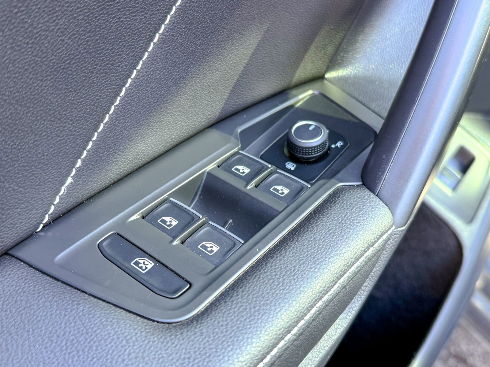 Used 2024 Volkswagen Tiguan SE R-Line image 14