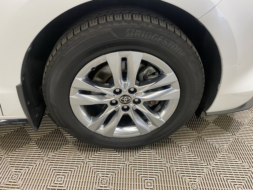 Used 2022 Toyota Sienna Limited image 2