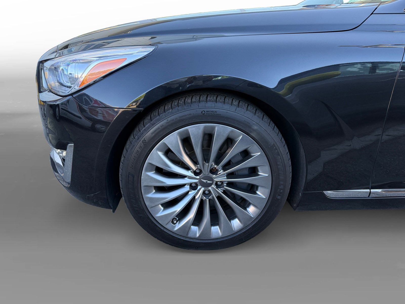 Used 2019 Genesis G90 5.0 Ultimate image 9