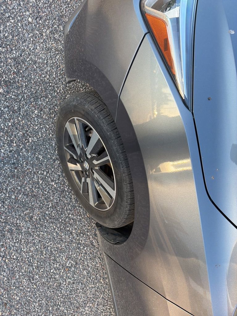 Used 2021 Nissan Versa SV FWD image 4