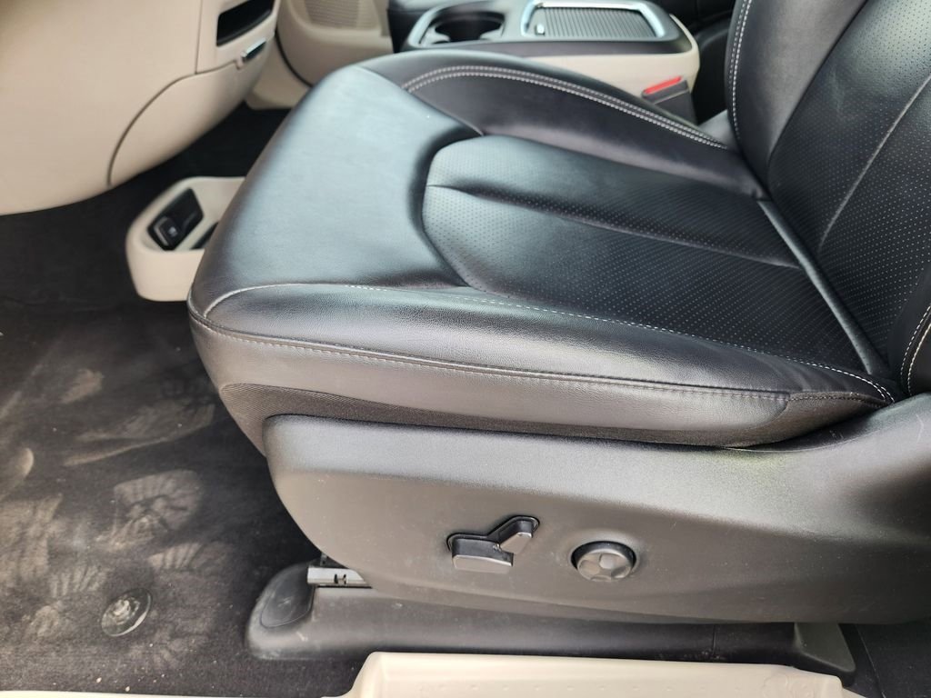 Used 2024 Chrysler Pacifica Touring-L image 24