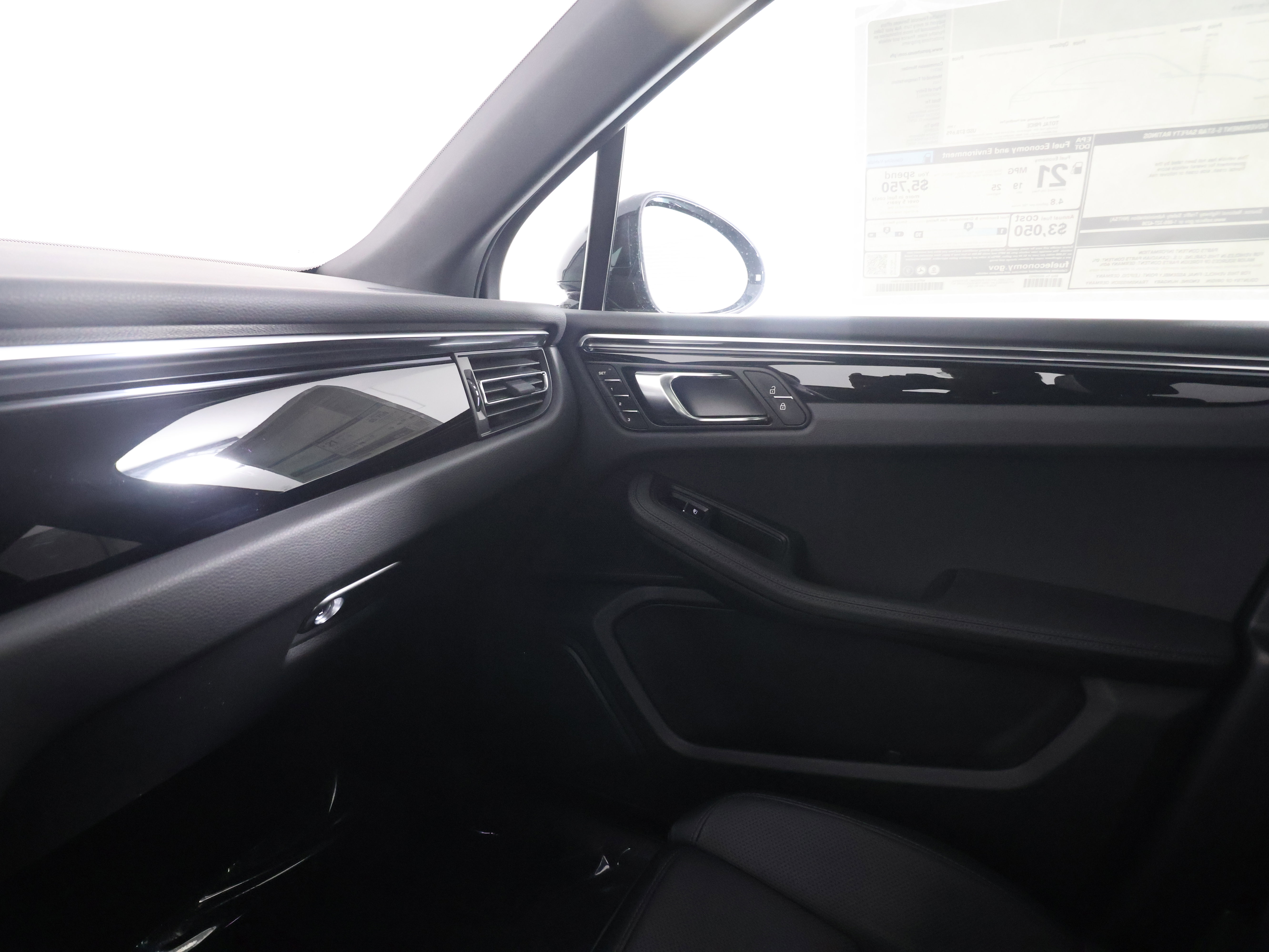 Used 2025 Porsche Macan image 14