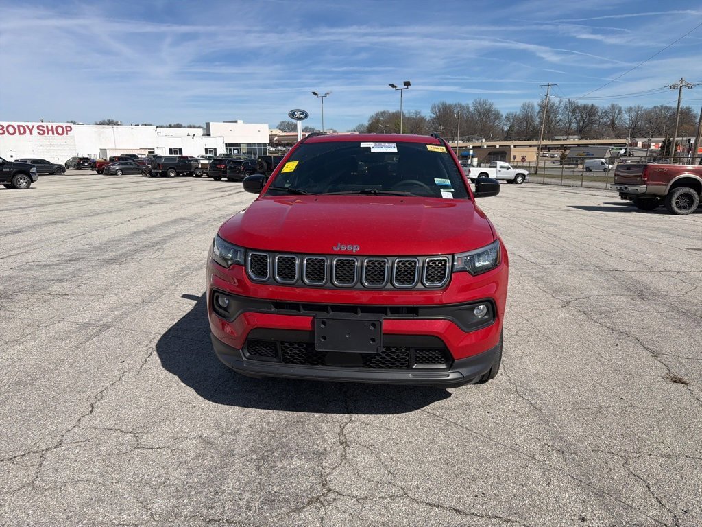 Used 2023 Jeep Compass Latitude image 3