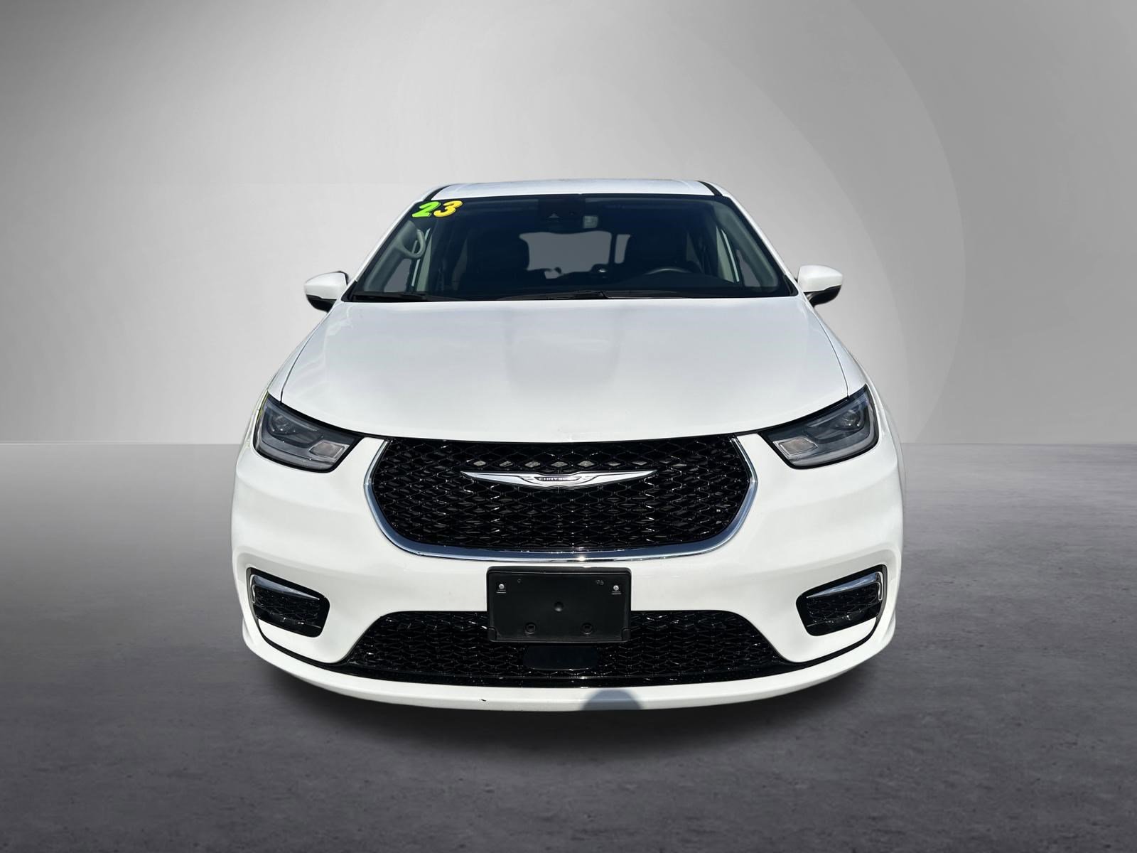 Used 2023 Chrysler Pacifica Touring-L image 9