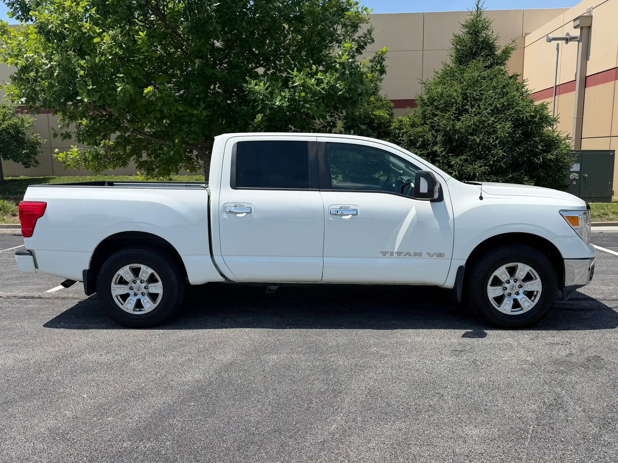 Used 2018 Nissan Titan SV w/ SV Convenience Package AWD/4WD image 7