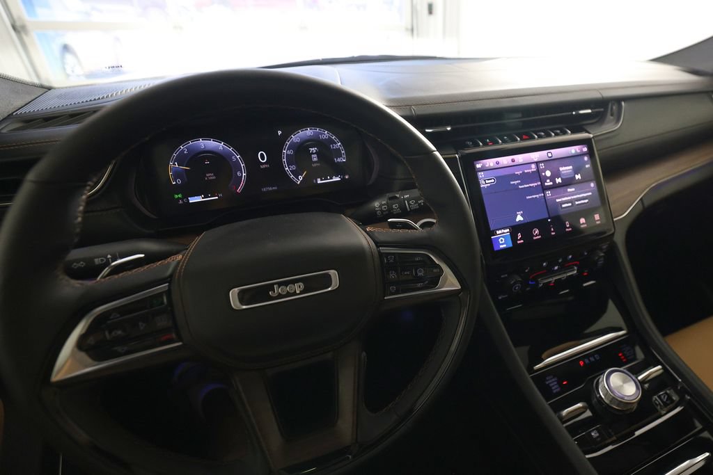Used 2025 Jeep Grand Cherokee Summit AWD/4WD image 17