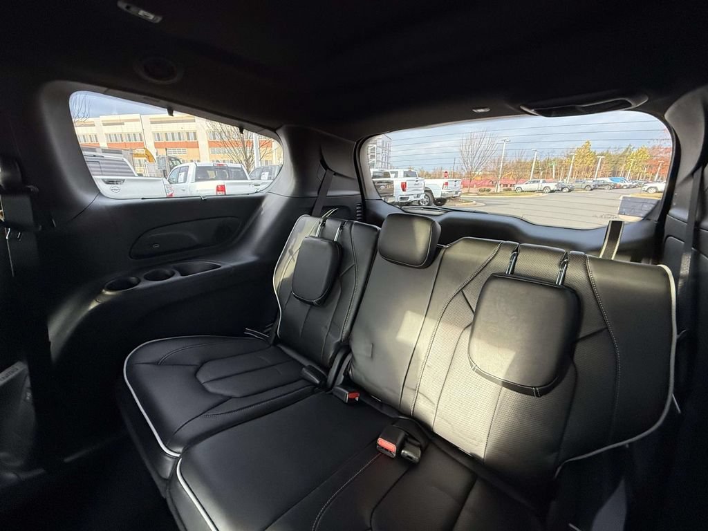 New 2026 Chrysler Pacifica Limited w/ Uconnect Theater Family Group AWD/4WD image 19