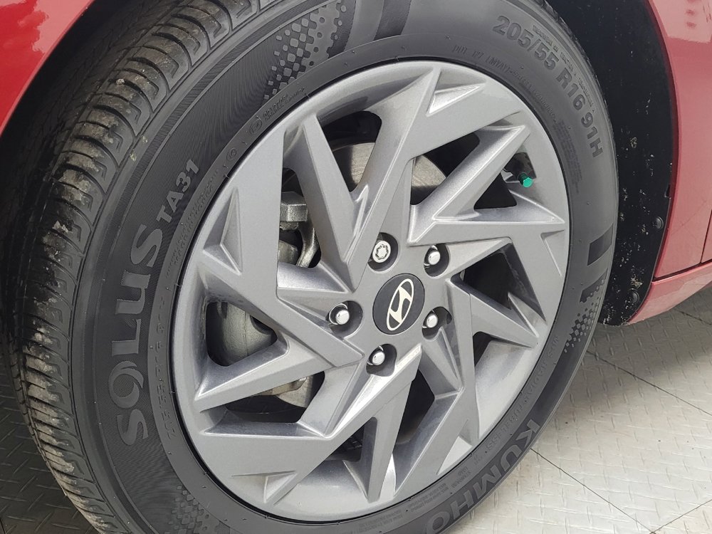 Used 2024 Hyundai Elantra Blue image 31