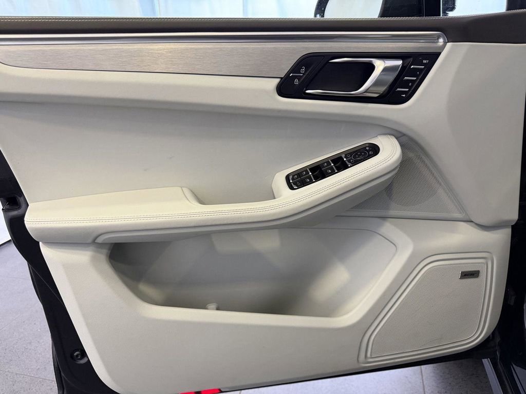 Certified 2021 Porsche Macan Turbo image 15