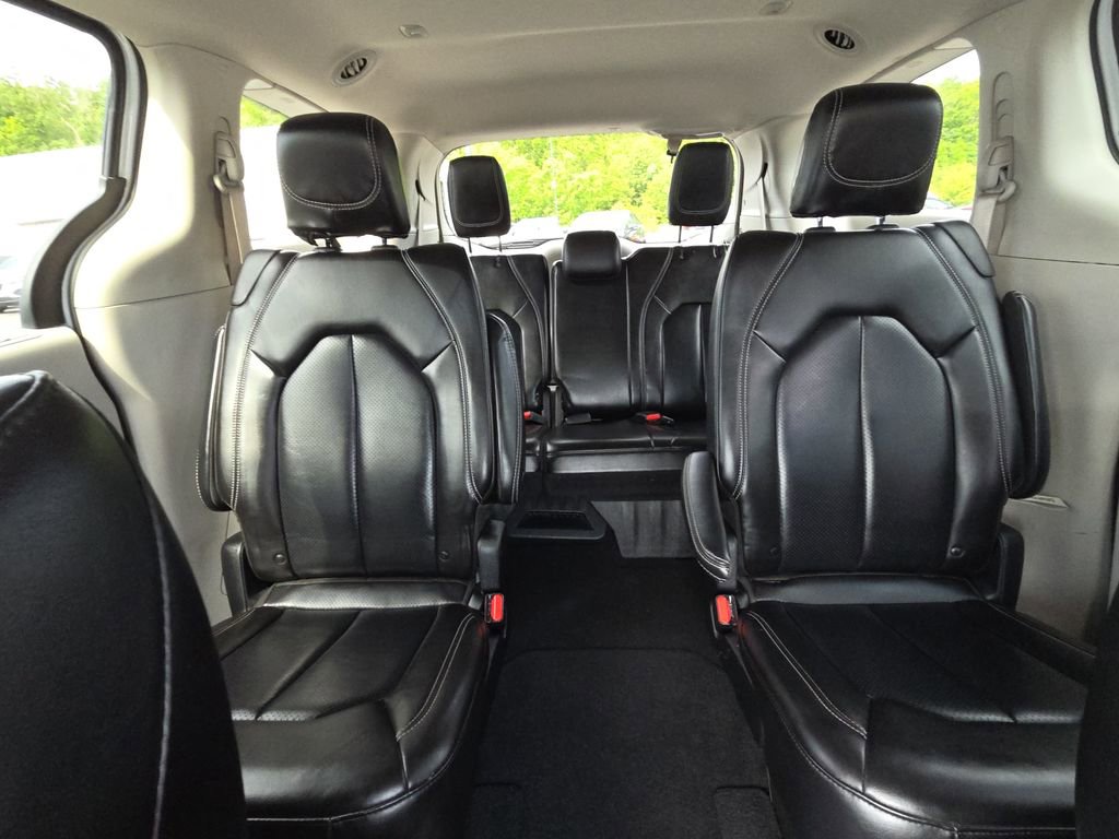 Used 2023 Chrysler Pacifica Touring-L FWD image 25