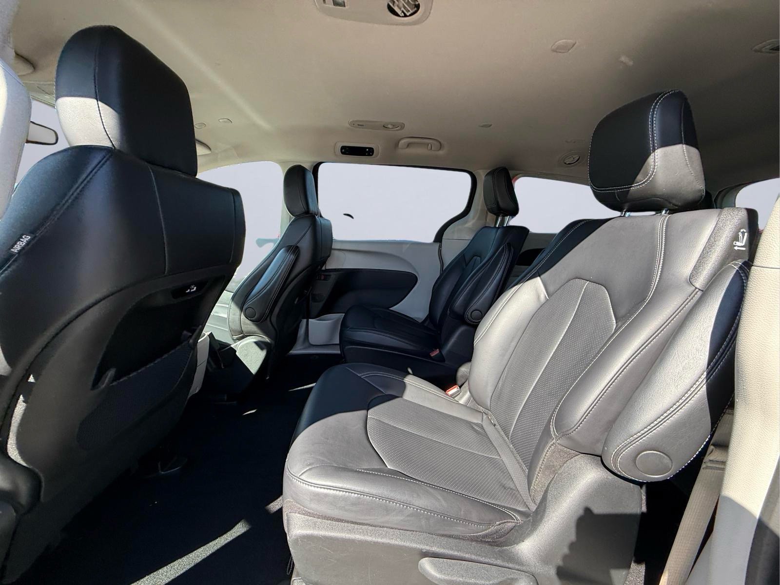 Used 2023 Chrysler Pacifica Touring-L FWD image 19