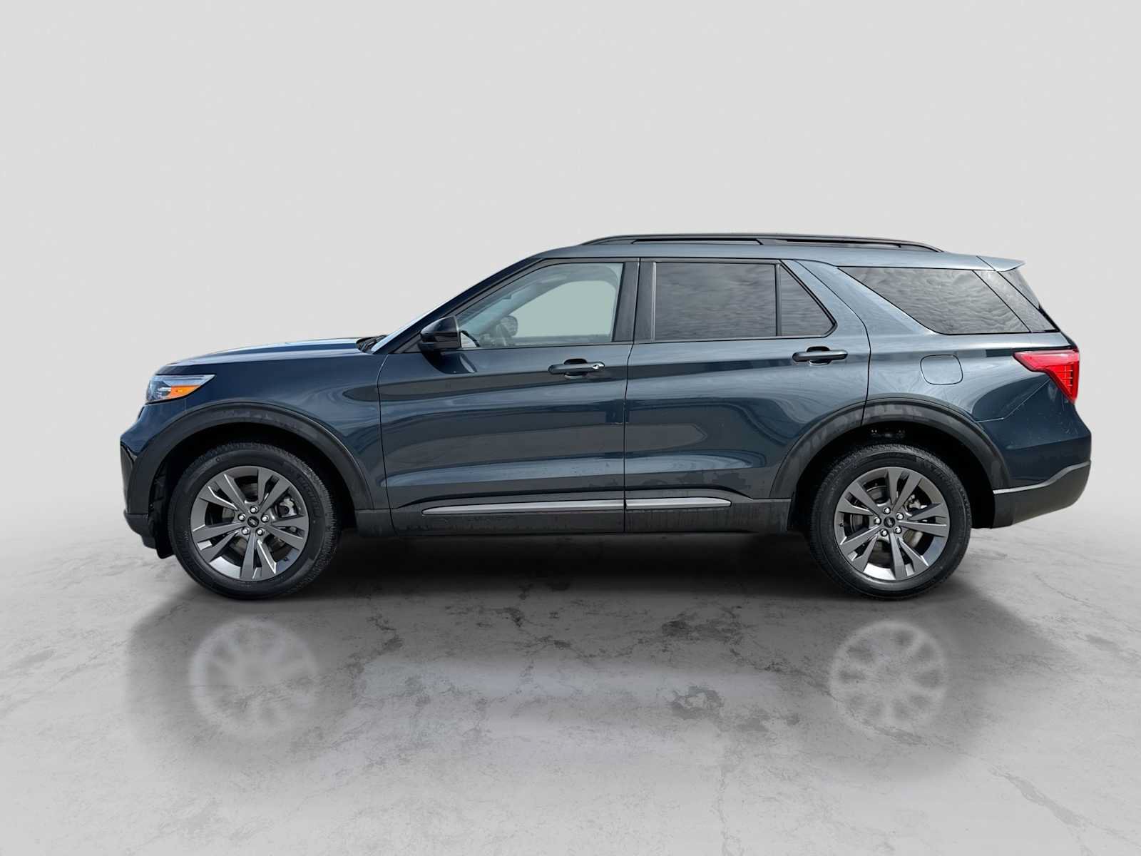 Used 2024 Ford Explorer XLT w/ Equipment Group 202A AWD/4WD image 3