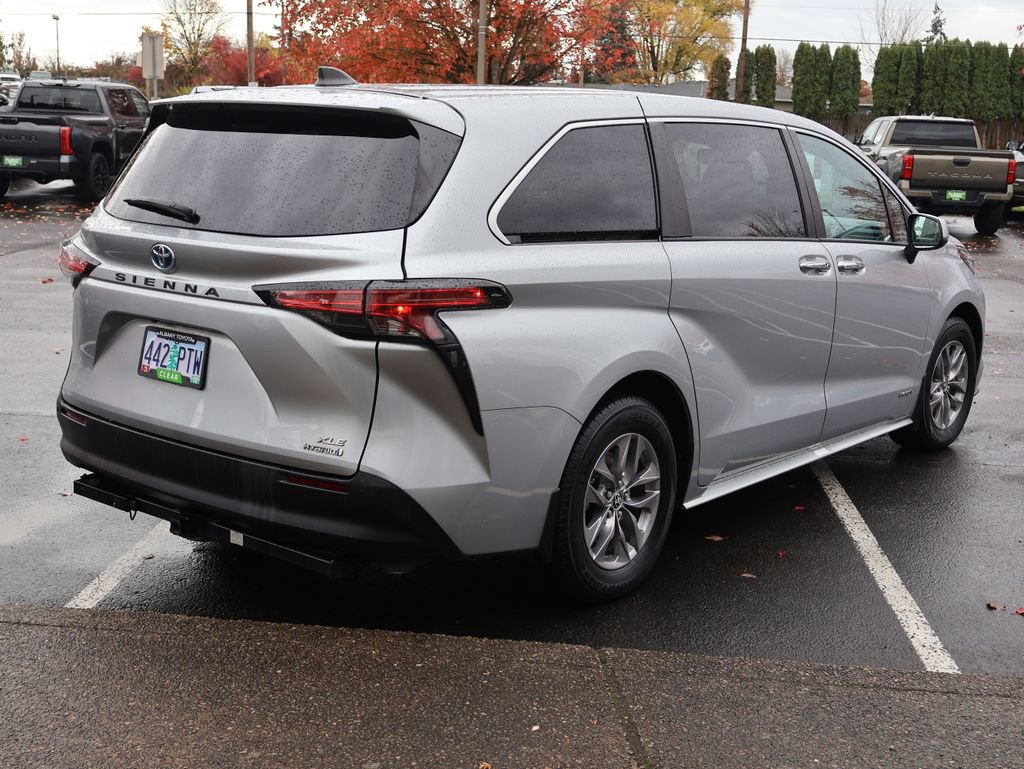 Used 2021 Toyota Sienna XLE image 8