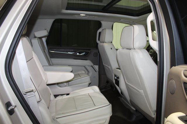 Used 2021 GMC Yukon Denali w/ Denali Premium Package image 18