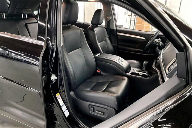 Used 2019 Toyota Highlander XLE image 29