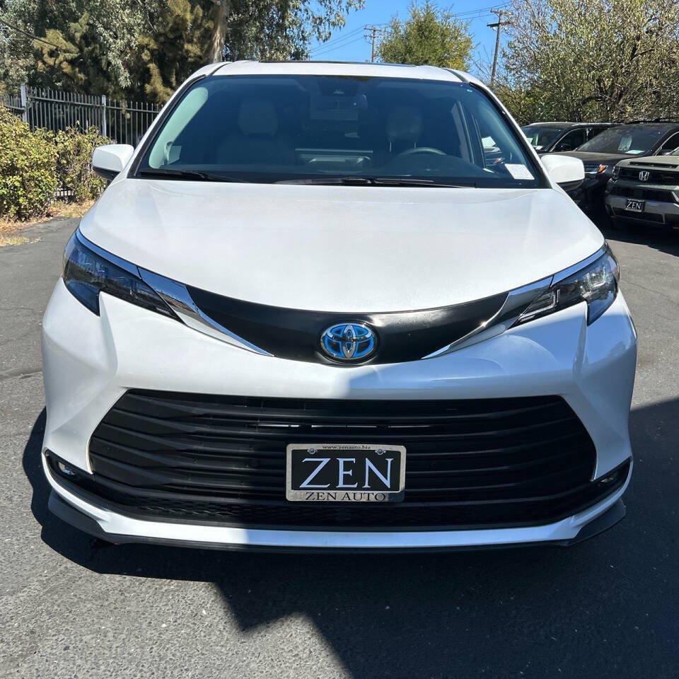 Used 2025 Toyota Sienna XLE w/ XLE Plus Package FWD image 2