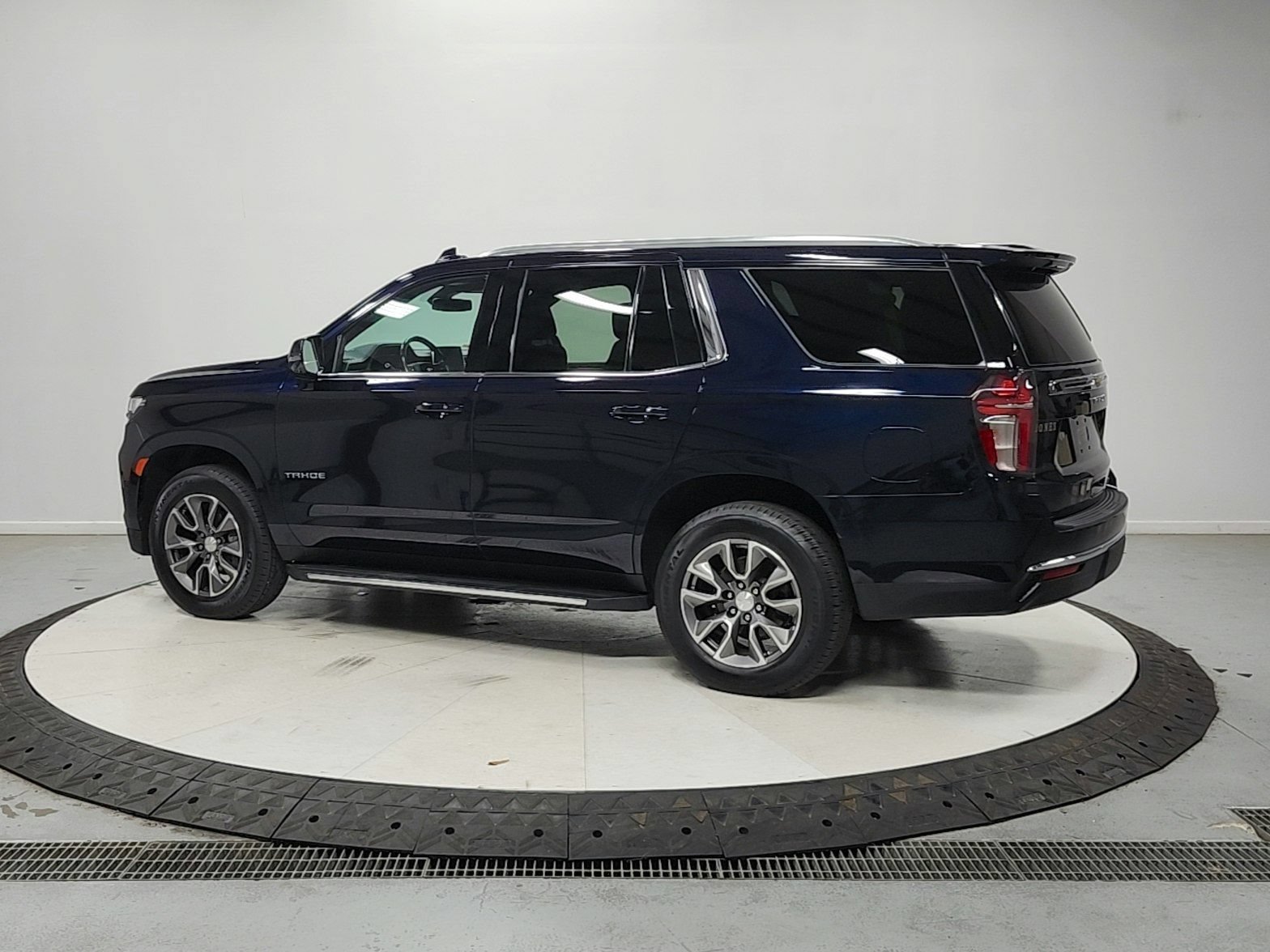 Used 2022 Chevrolet Tahoe LT w/ Luxury Package AWD/4WD image 6