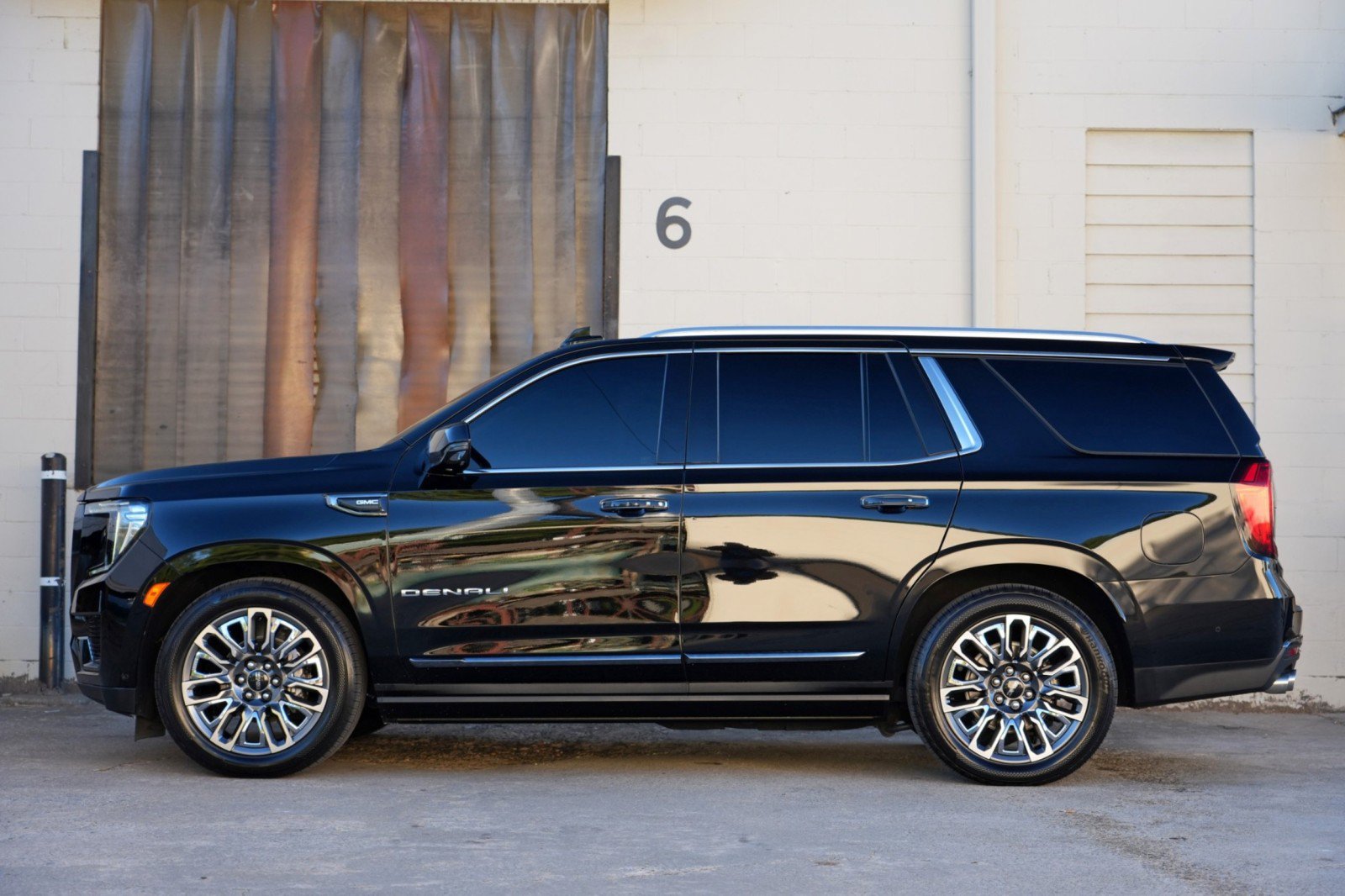 Used 2023 GMC Yukon Denali Ultimate AWD/4WD image 9