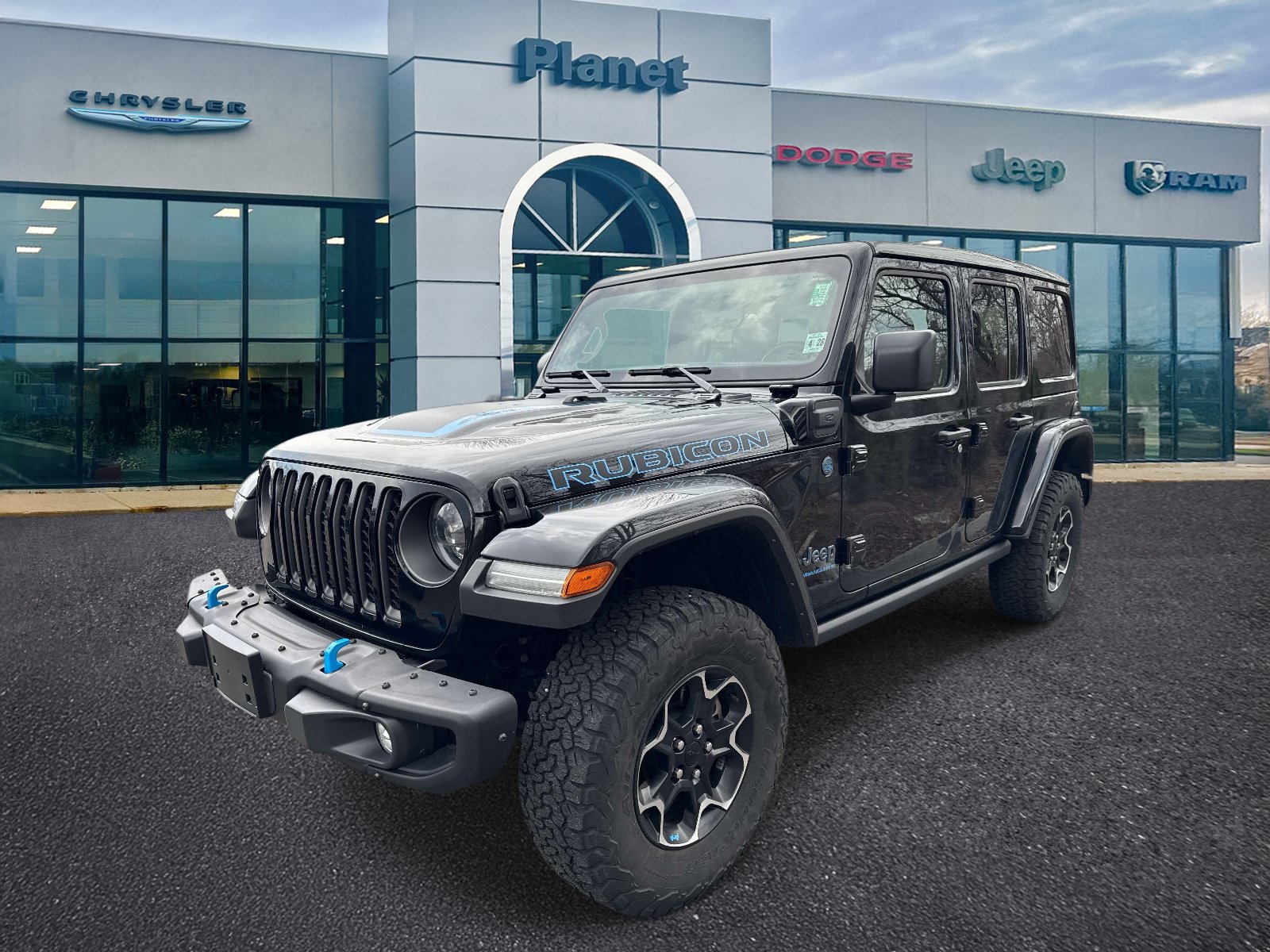 Used 2023 Jeep Wrangler Unlimited Rubicon 4xe w/ Steel Bumper Group AWD/4WD image 2