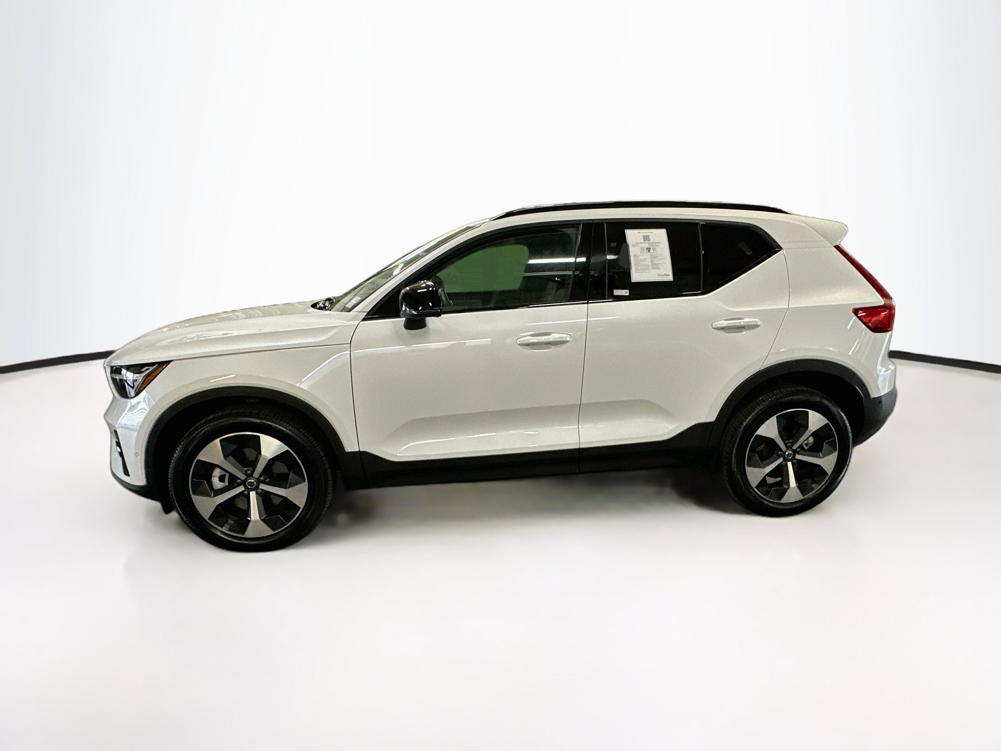 Used 2026 Volvo XC40 B5 Plus AWD/4WD image 4