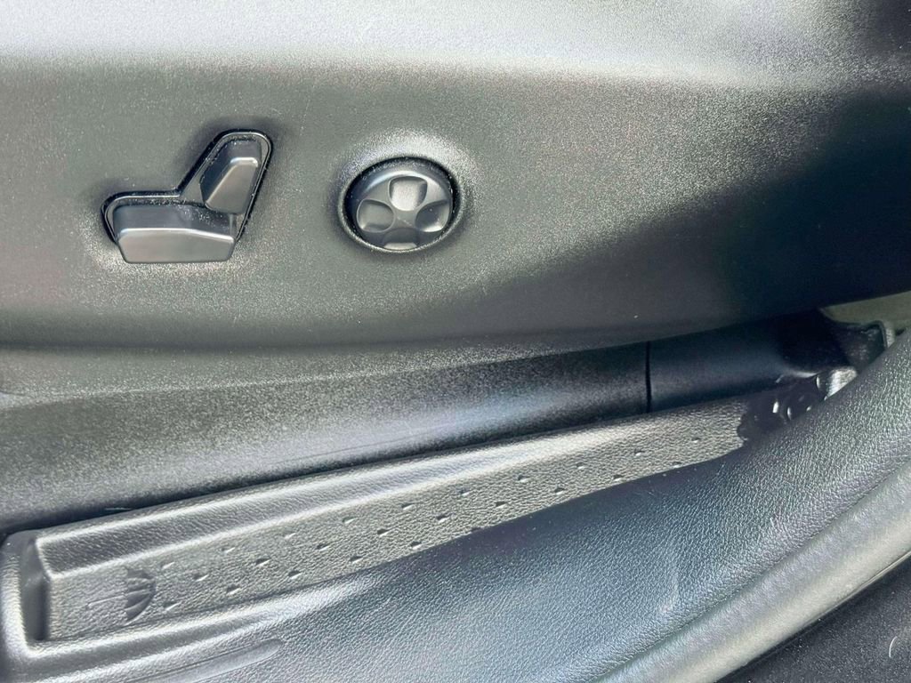 Used 2017 Chrysler Pacifica Limited image 15