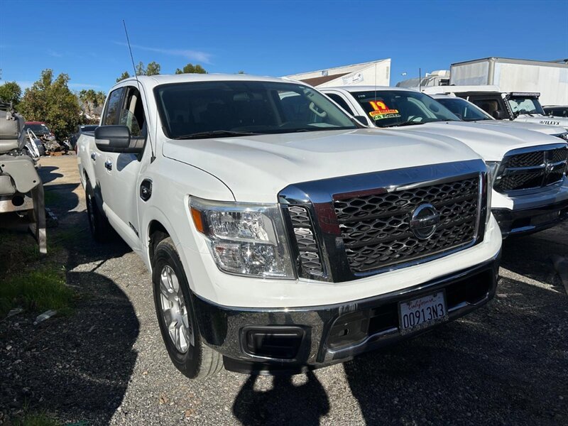 Used 2017 Nissan Titan SV RWD image 2