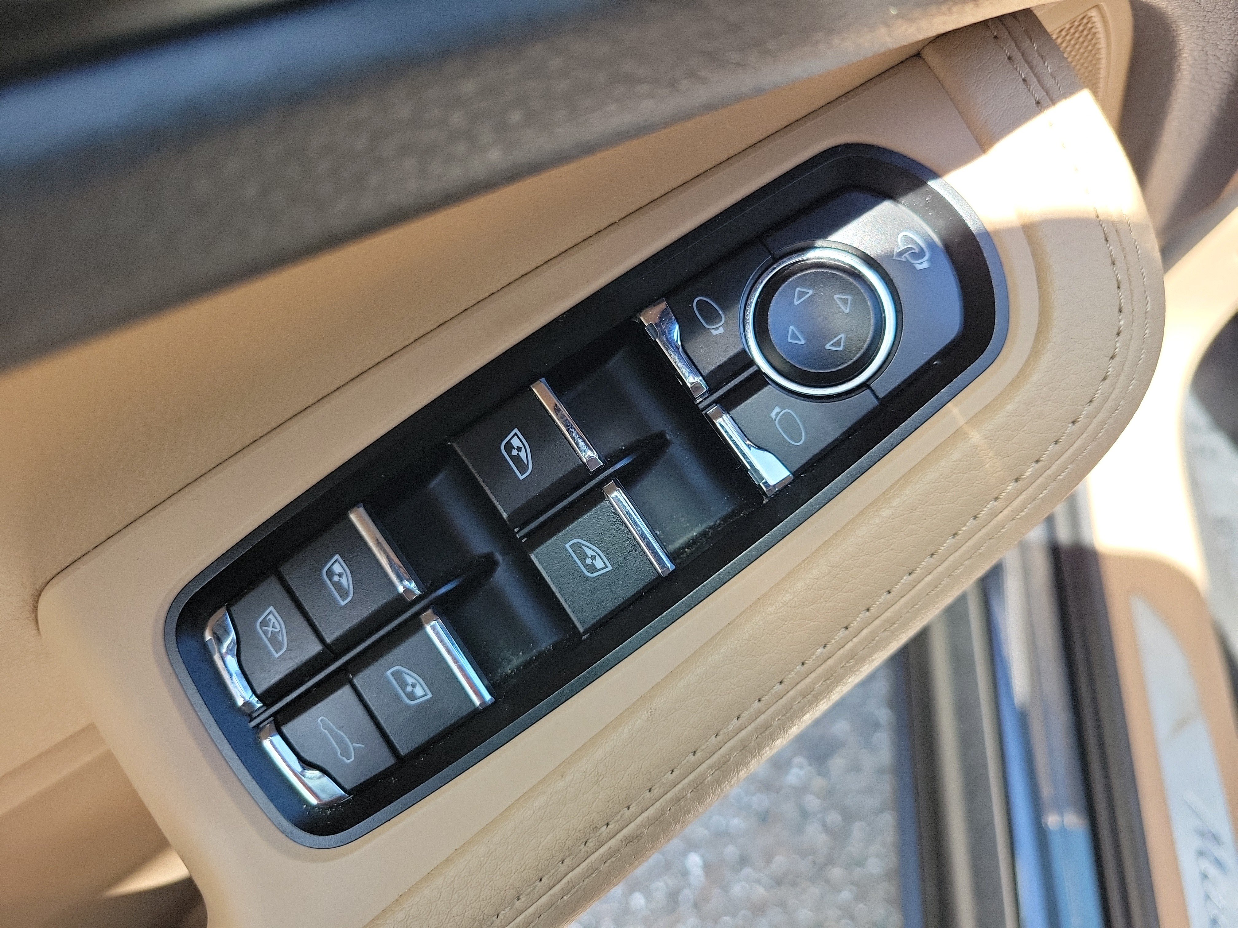 Certified 2024 Porsche Macan S AWD/4WD image 18
