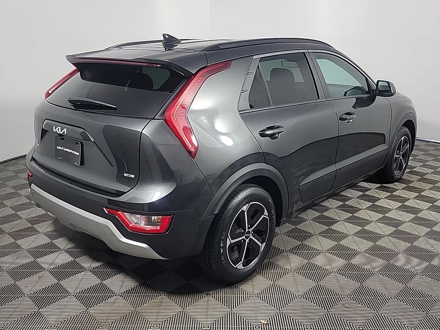 Used 2025 Kia Niro LX image 4