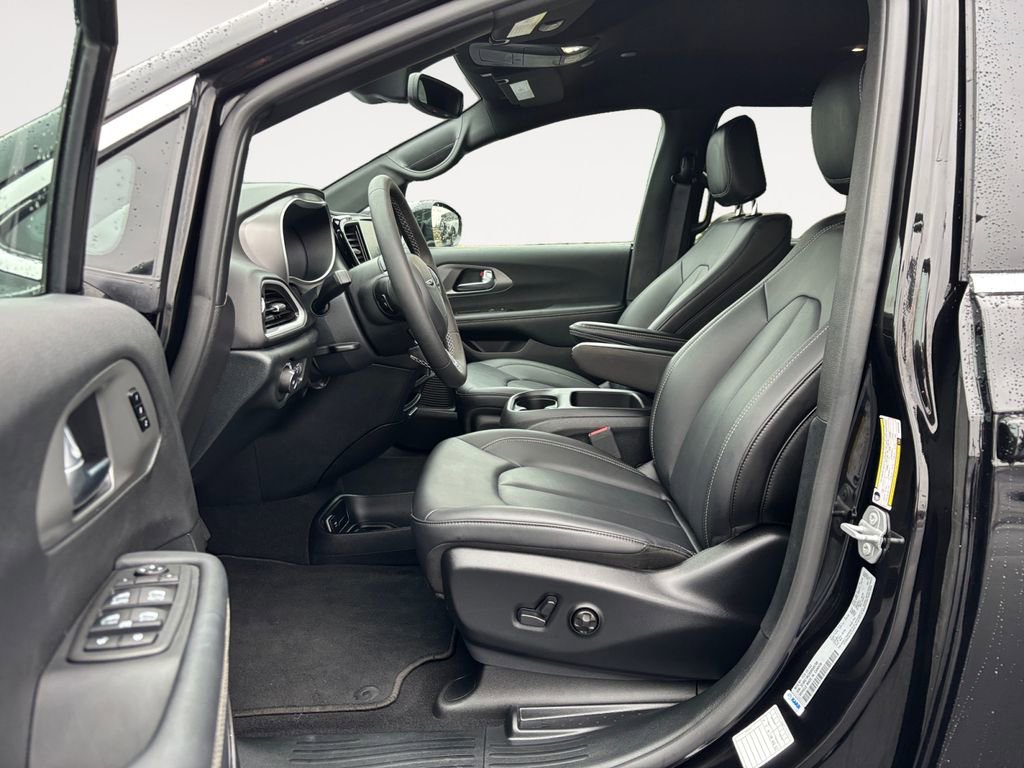 Used 2025 Chrysler Pacifica Select image 16