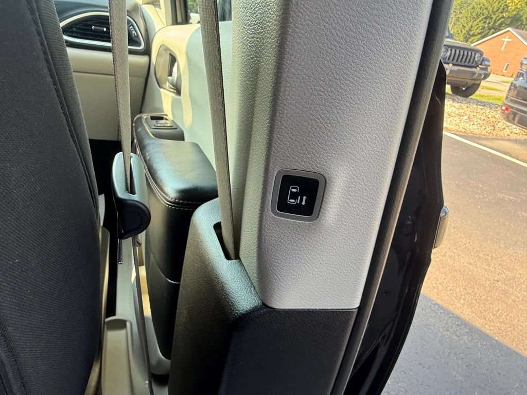 Used 2020 Chrysler Pacifica Touring w/ Advanced Safetytec Group FWD image 56
