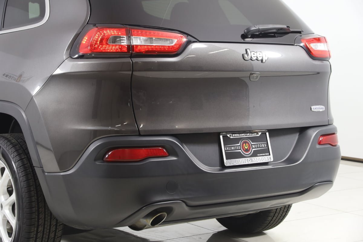 Used 2018 Jeep Cherokee Latitude Plus w/ Cold Weather Group FWD image 20