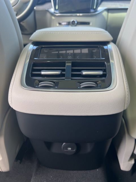 New 2026 Volvo XC90 B6 Ultra w/ Protection Package image 24