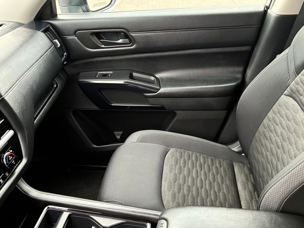 Used 2025 Nissan Pathfinder SV image 25