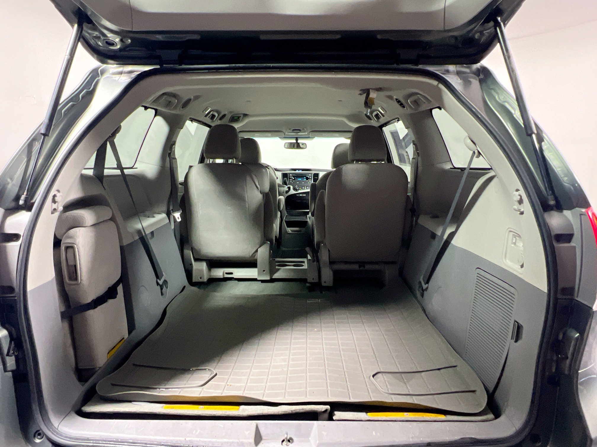 Used 2013 Toyota Sienna LE w/ Towing Pkg image 32