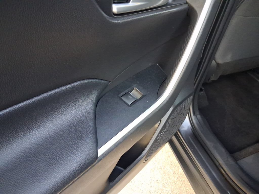 Used 2023 Toyota RAV4 XLE w/ Convenience Package FWD image 12