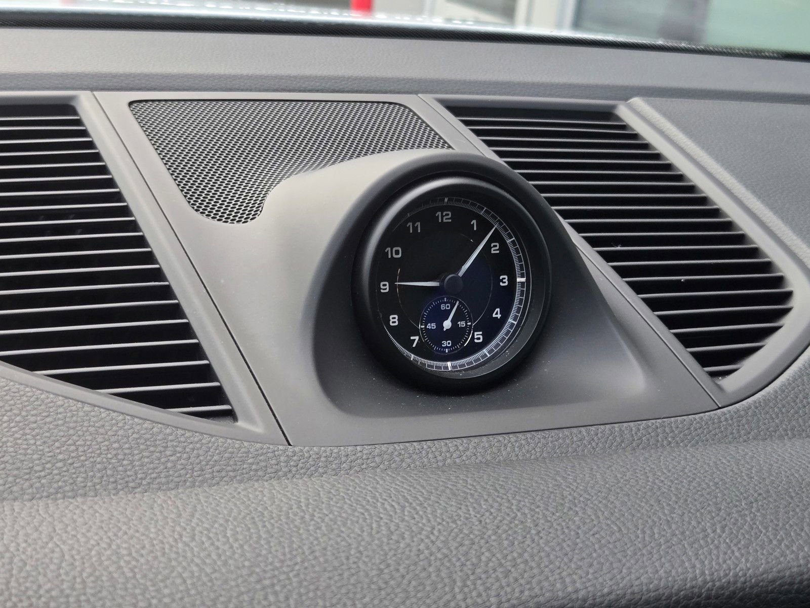 Used 2024 Porsche Macan image 21