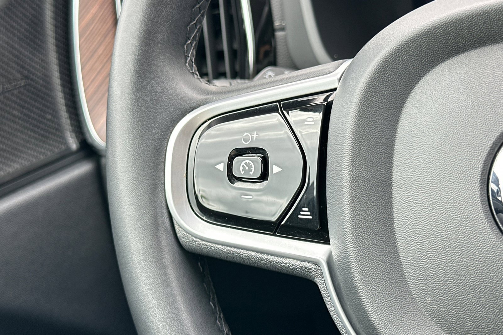 Used 2023 Volvo XC60 B5 Ultimate w/ Climate Package image 28