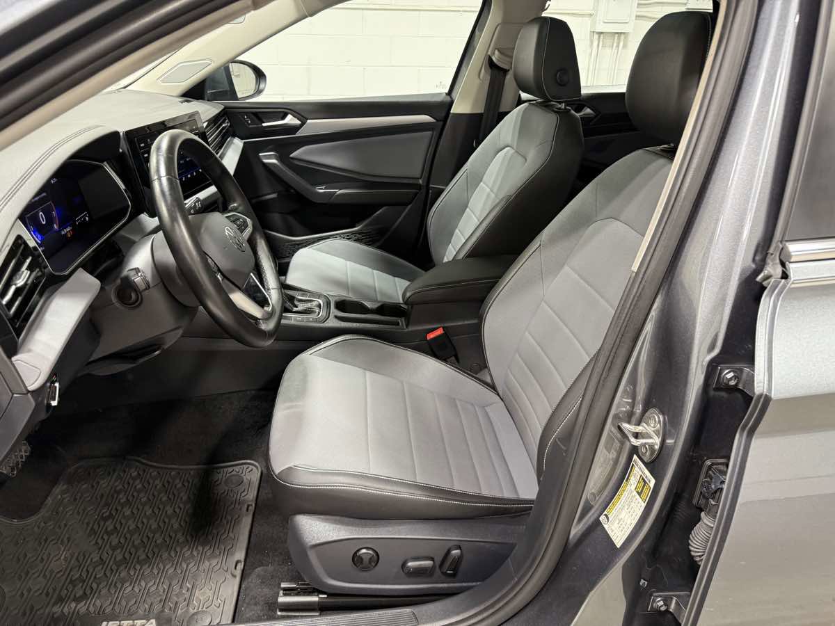 Used 2025 Volkswagen Jetta SE w/ Sunroof Package image 15