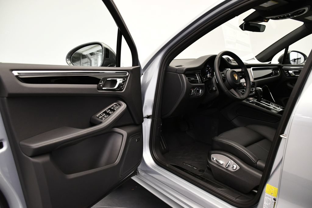 Certified 2026 Porsche Macan Turbo AWD/4WD image 40