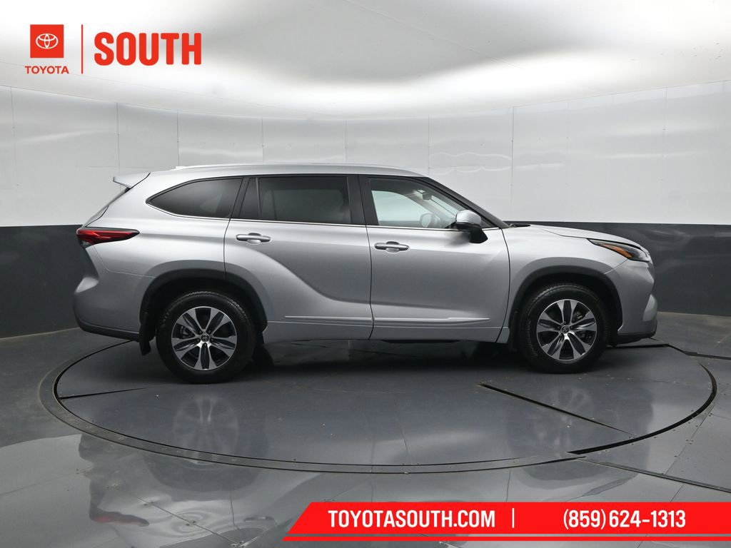 Used 2023 Toyota Highlander XLE AWD/4WD image 3
