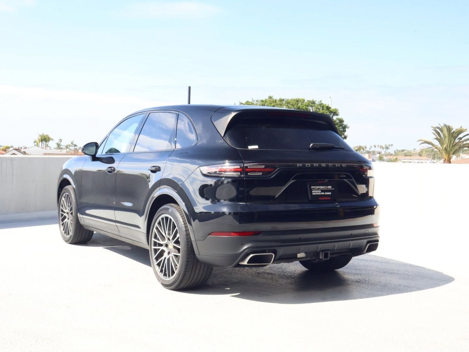 Certified 2023 Porsche Cayenne Platinum Edition image 3