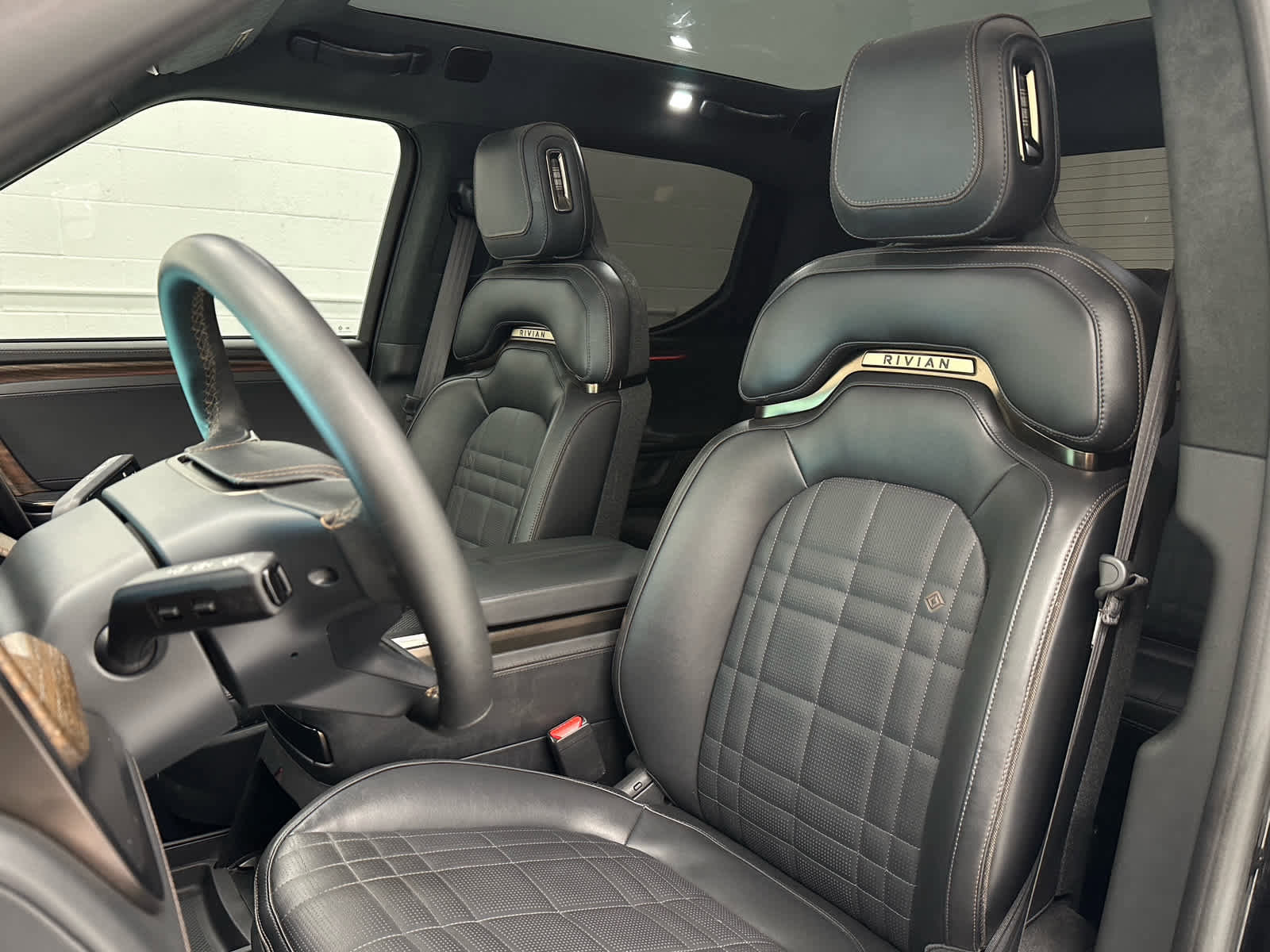 Used 2025 Rivian R1T Premium image 13