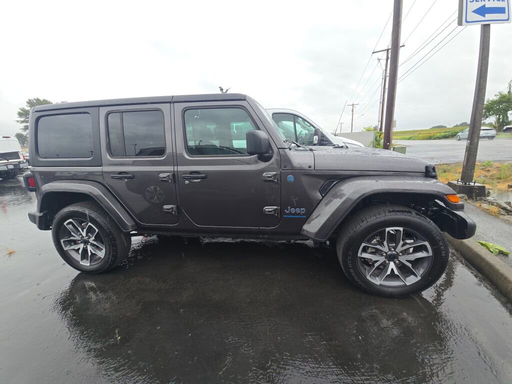 Used 2024 Jeep Wrangler Unlimited image 5